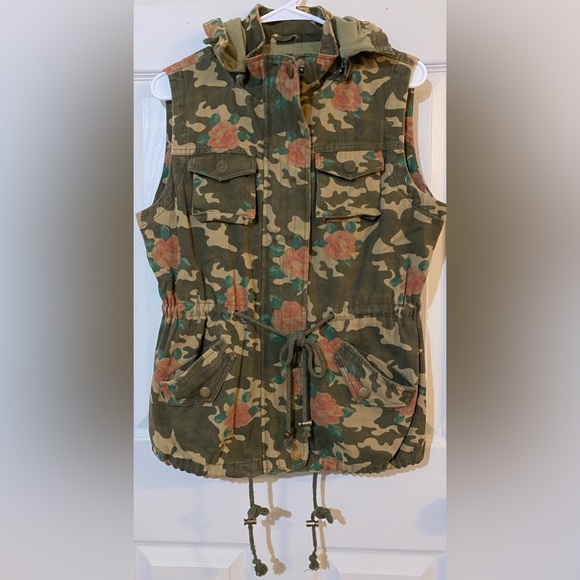 Fashionomics Camouflage Roses Camo Utility Vest
Women’s Size: XL - Picture 1 of 11